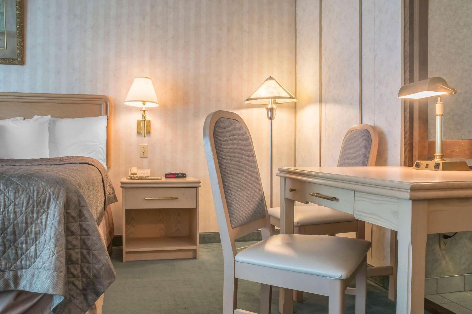 Rodeway Inn Fallsview Niagara Bagian luar foto